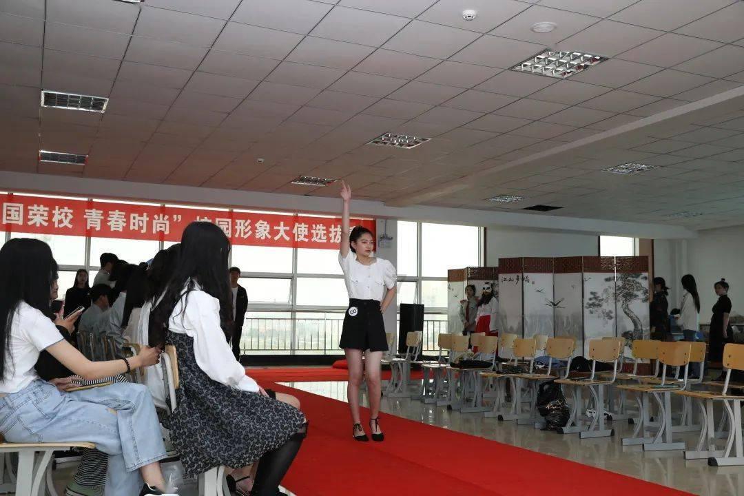 如果你知道自己 40 岁时会被裁员，从现在开始你会怎么做？游戏画面